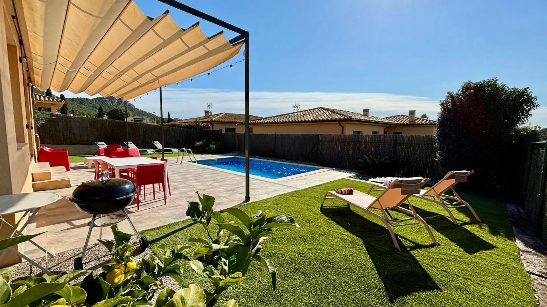 Dom wakacyjny Lichtdurchflutete Ferienvilla Mit Pool Torroella de Montgrí Hiszpania