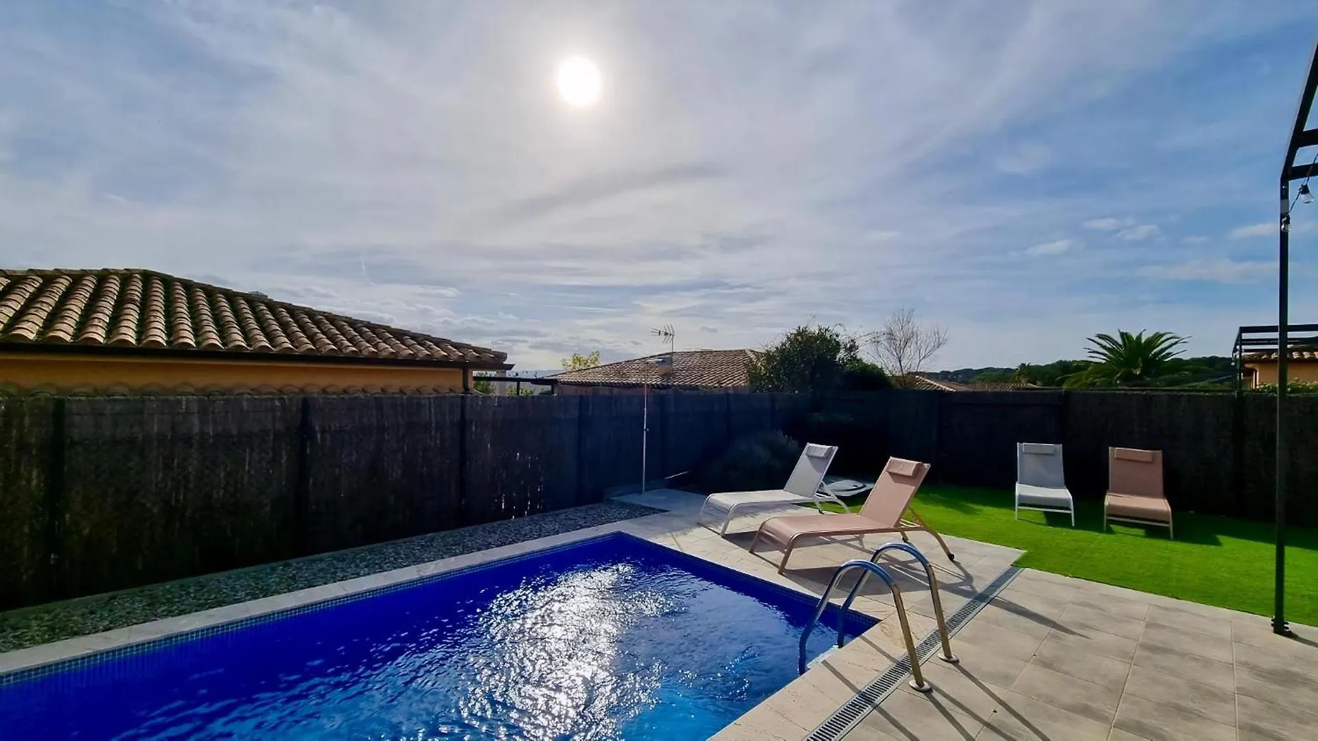 Lichtdurchflutete Ferienvilla Mit Pool 톨로엘라데몽트그리